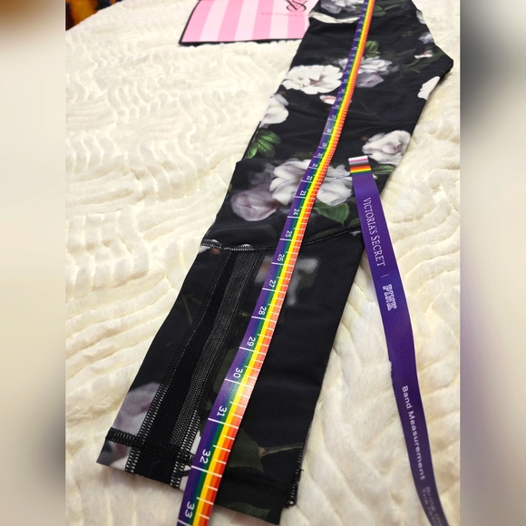 VSX Sports Workout Set . Black&White Floral. Size: Top 36C, Bottom S - Picture 7 of 9